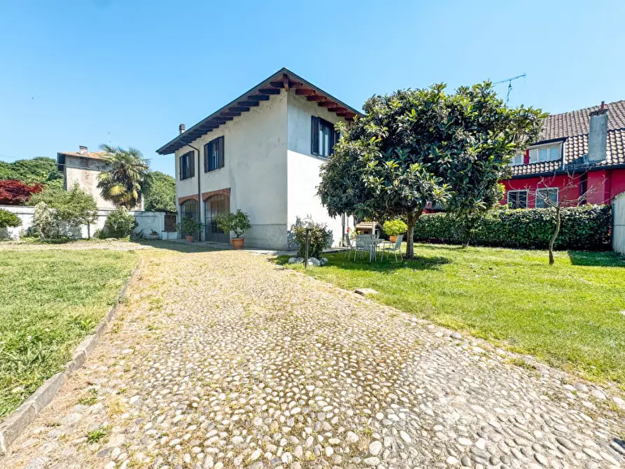 Immagine 2 di Casa bifamiliare in vendita  in via Cureggio 26 a Borgomanero