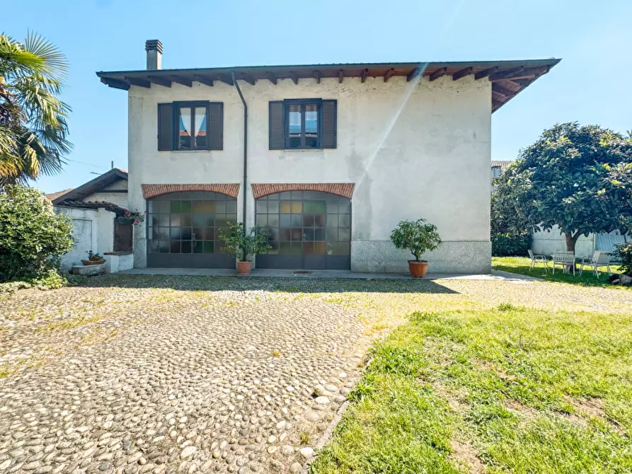 Immagine 3 di Casa bifamiliare in vendita  in via Cureggio 26 a Borgomanero