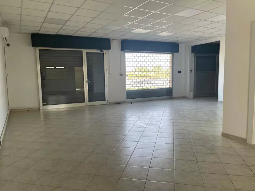 Immagine 1 di Negozio in affitto  a Selargius