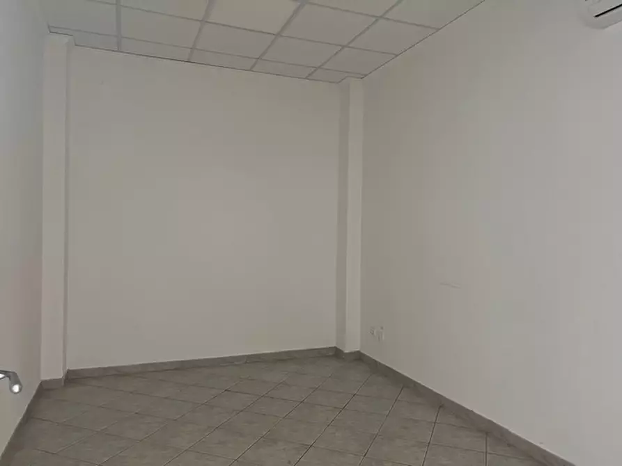 Immagine 2 di Negozio in affitto  a Selargius