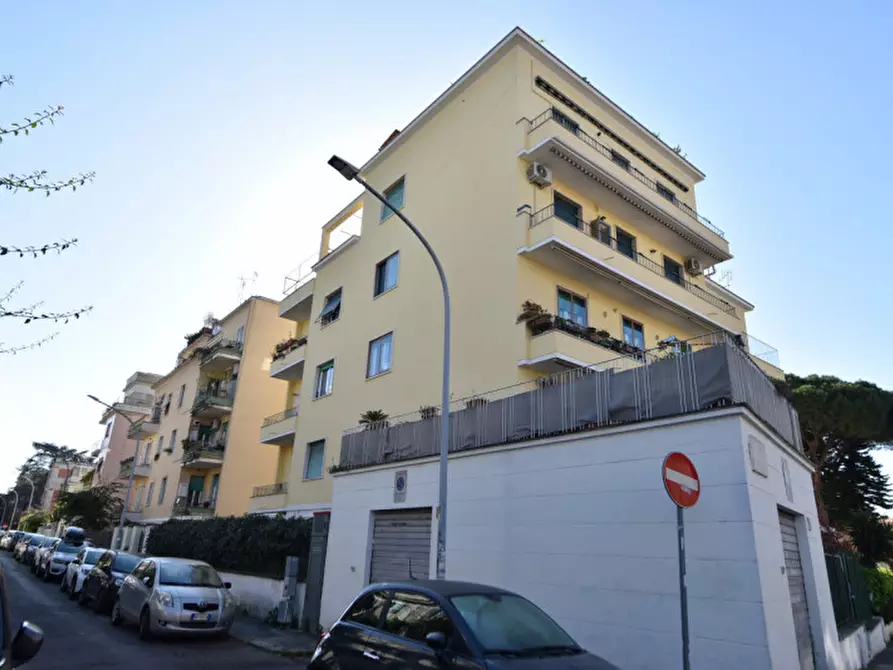 Immagine 16 di Laboratorio in affitto  in Via Cino da Pistoia a Roma