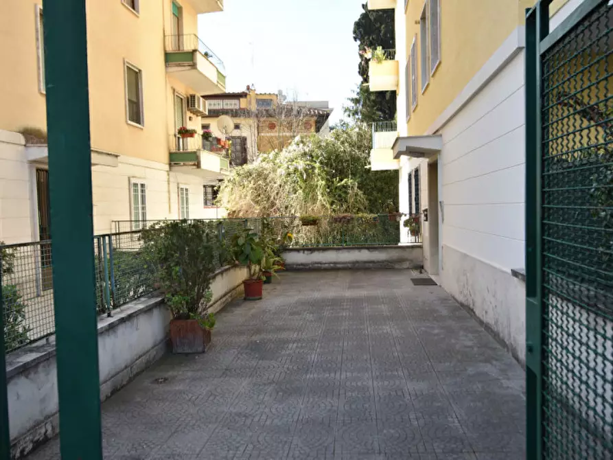 Immagine 17 di Laboratorio in affitto  in Via Cino da Pistoia a Roma