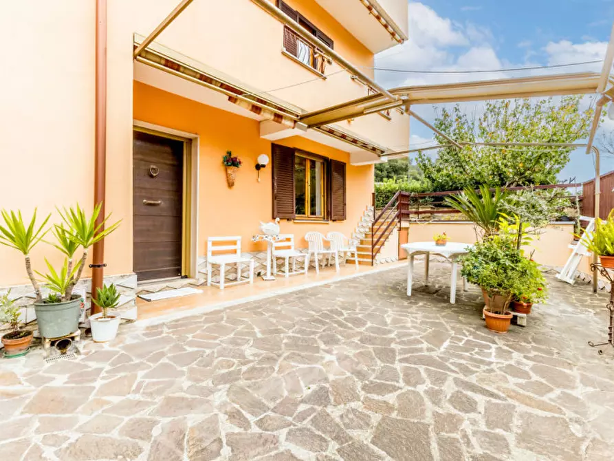 Immagine 2 di Villa in vendita  in VIA ROMENTINO 51 a Roma