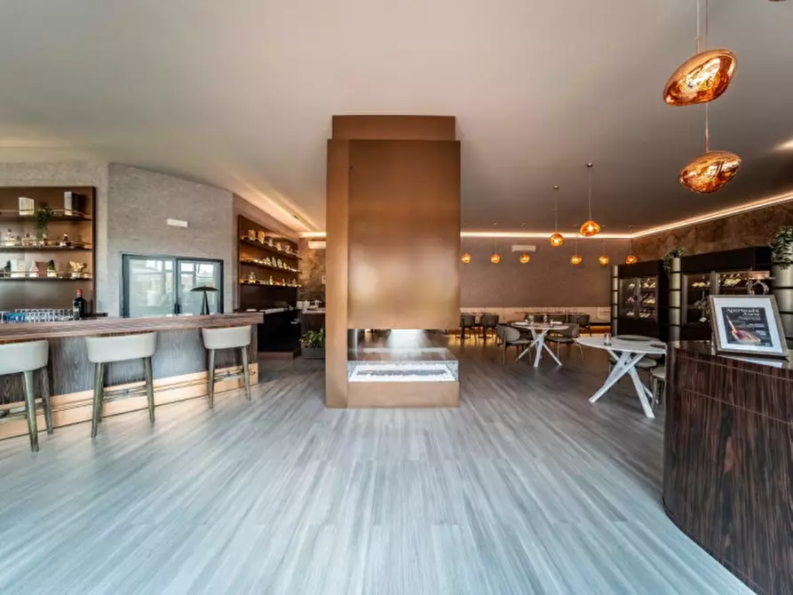 Immagine 1 di Attività commerciale in vendita  in Via Emilia Ovest a Parma