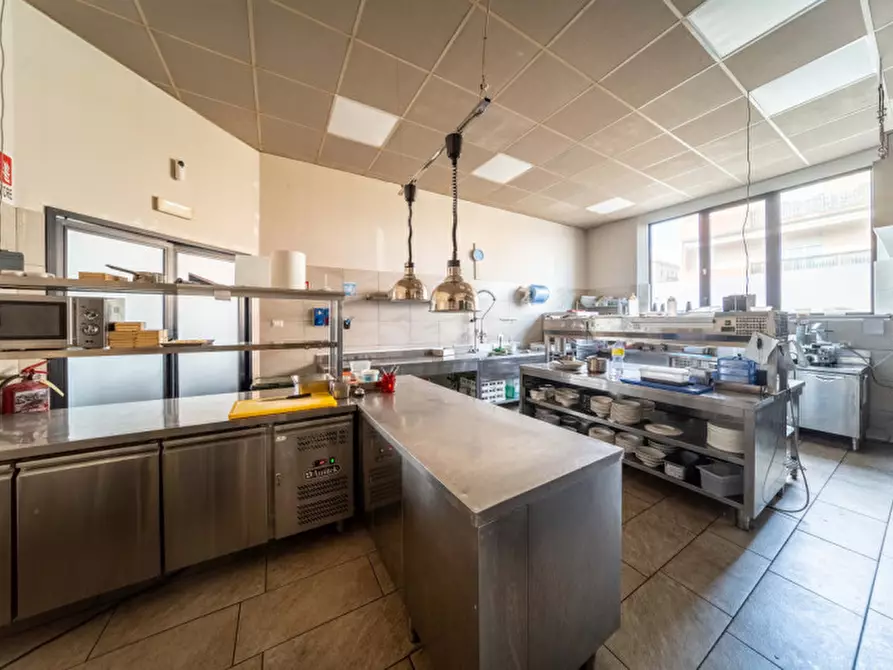 Immagine 17 di Attività commerciale in vendita  in Via Emilia Ovest a Parma