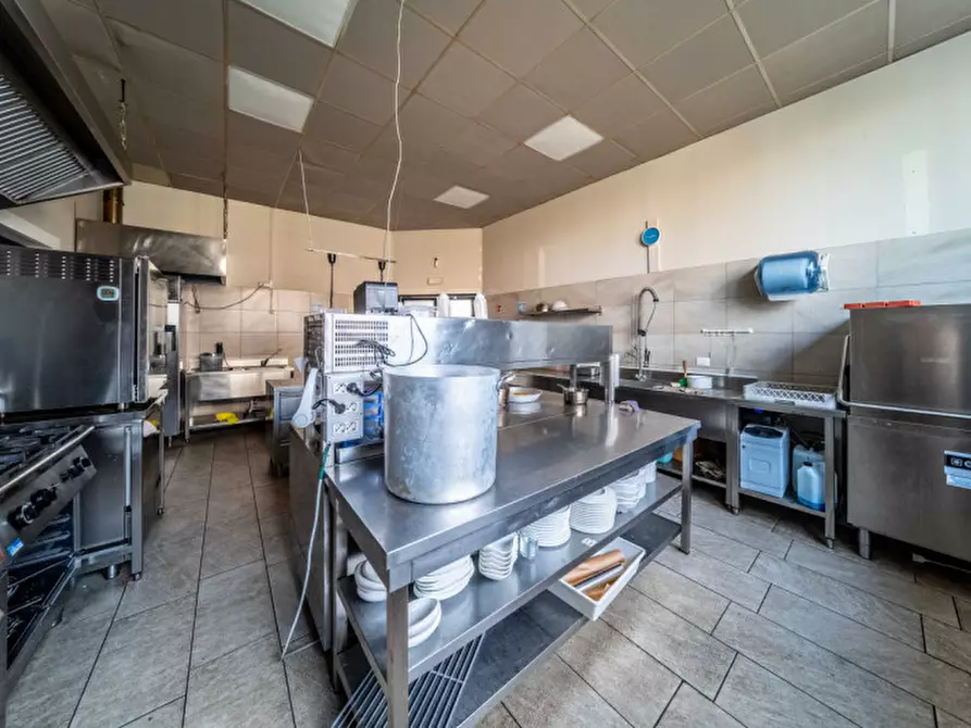 Immagine 19 di Attività commerciale in vendita  in Via Emilia Ovest a Parma