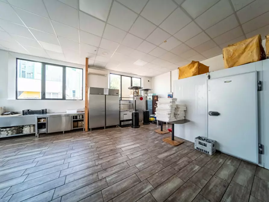 Immagine 29 di Attività commerciale in vendita  in Via Emilia Ovest a Parma