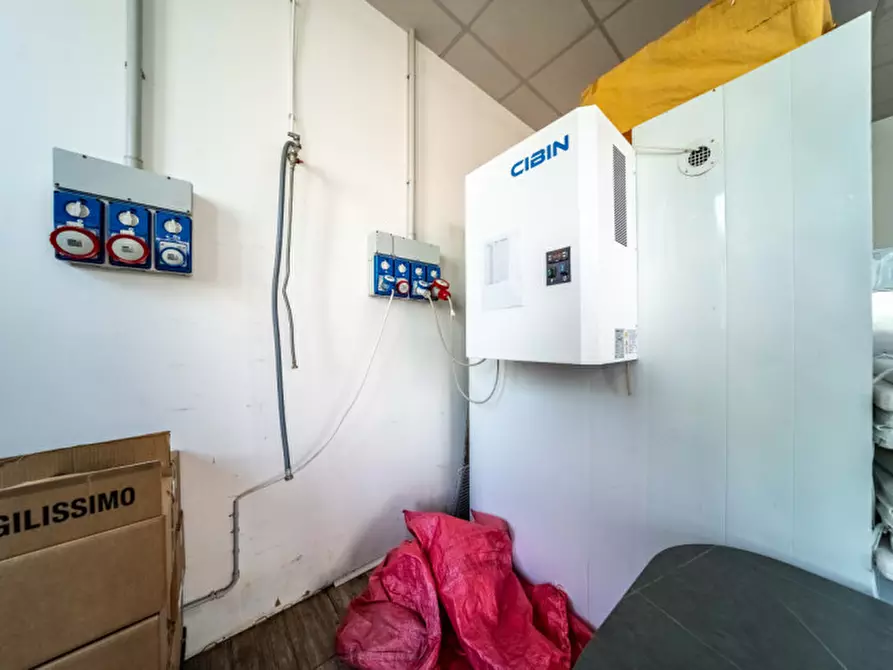 Immagine 30 di Attività commerciale in vendita  in Via Emilia Ovest a Parma