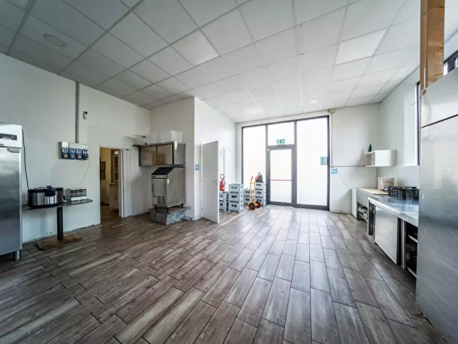 Immagine 31 di Attività commerciale in vendita  in Via Emilia Ovest a Parma