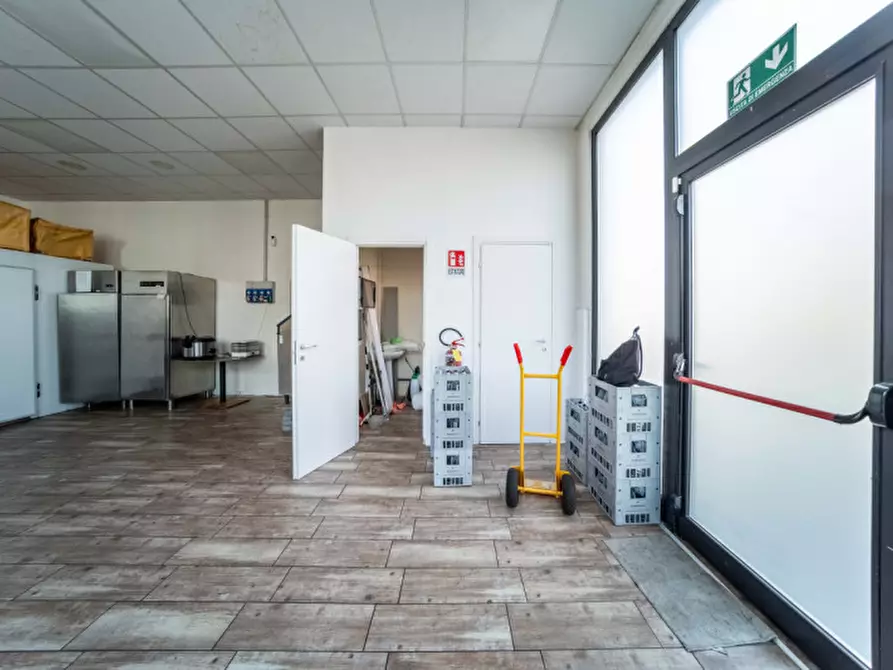 Immagine 32 di Attività commerciale in vendita  in Via Emilia Ovest a Parma