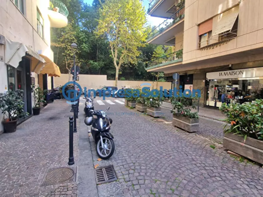 Immagine 11 di Negozio in affitto  in Via Giovanni Merliani a Napoli