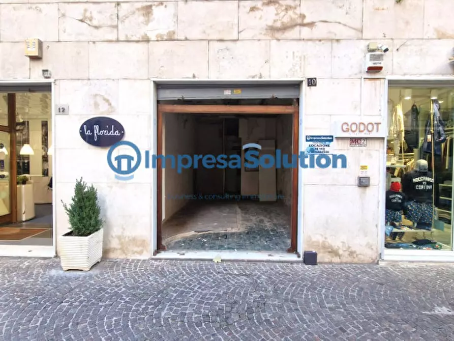 Immagine 12 di Negozio in affitto  in Via Giovanni Merliani a Napoli