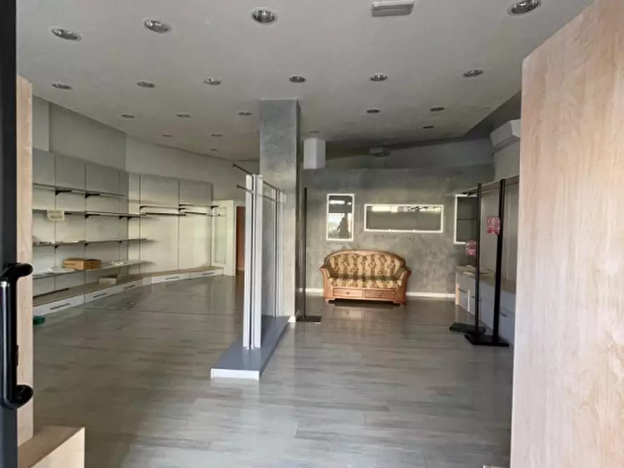 Immagine 7 di Negozio in vendita  in Piazza Carmignoto a Montegrotto Terme