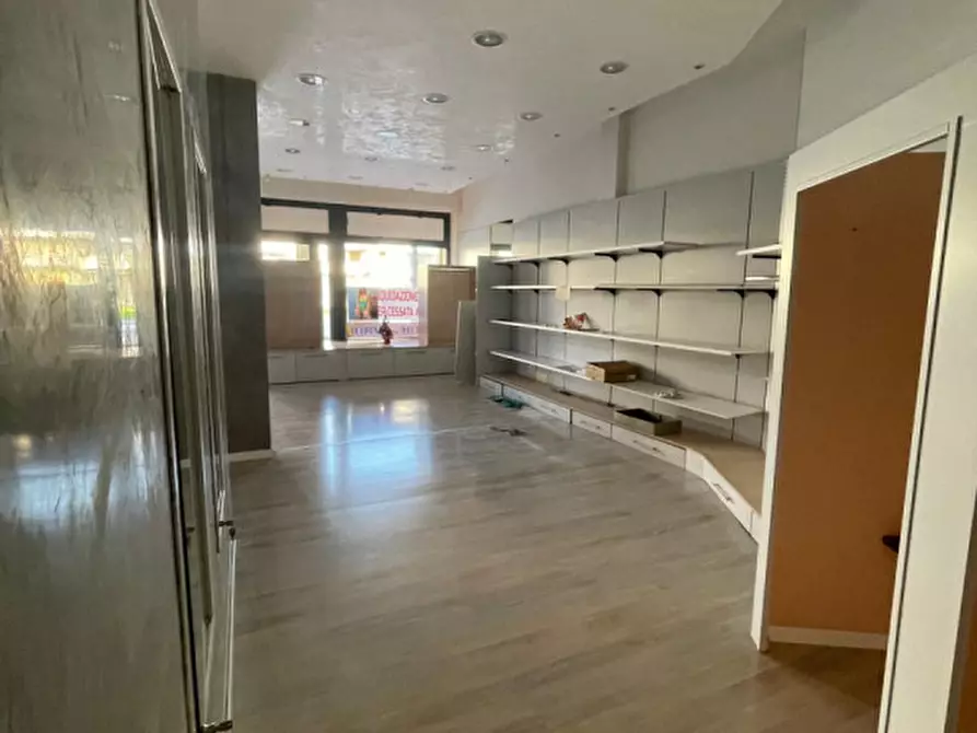 Immagine 9 di Negozio in vendita  in Piazza Carmignoto a Montegrotto Terme