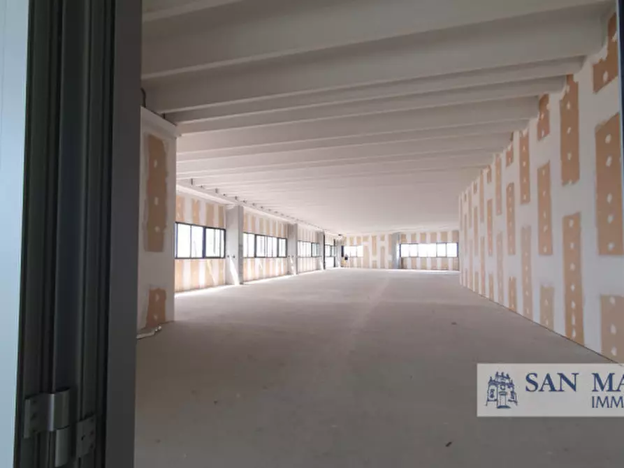 Immagine 15 di Attività commerciale in vendita  in via prasecco a Pordenone