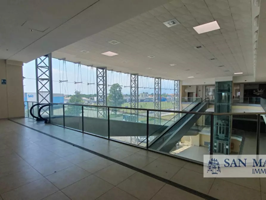 Immagine 20 di Attività commerciale in vendita  in via prasecco a Pordenone