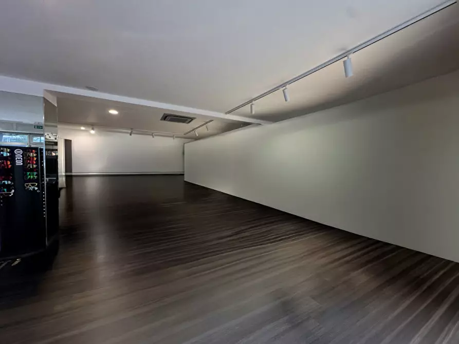 Immagine 3 di Negozio in vendita  in Via Francesco Linghindal a Venezia