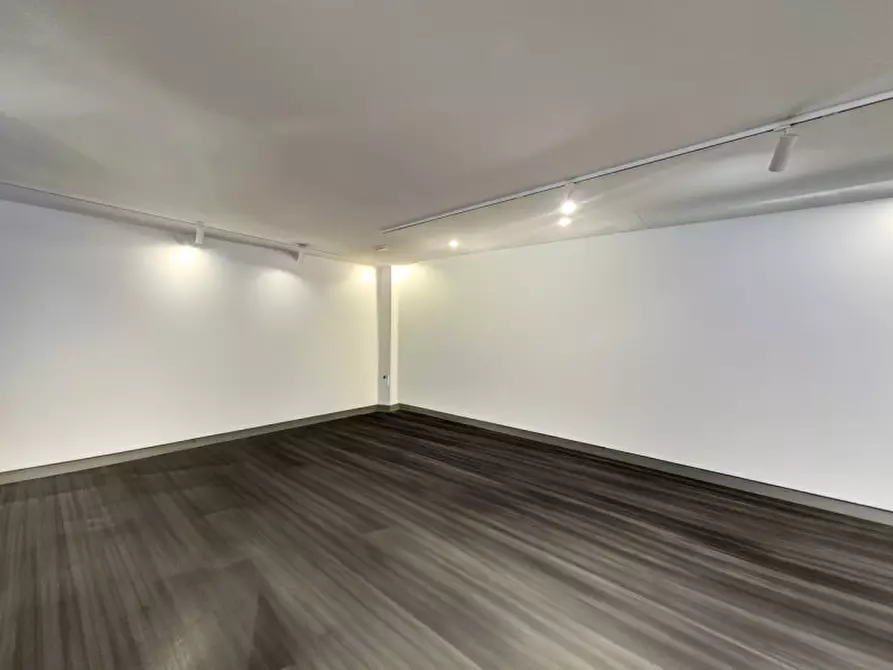 Immagine 6 di Negozio in vendita  in Via Francesco Linghindal a Venezia