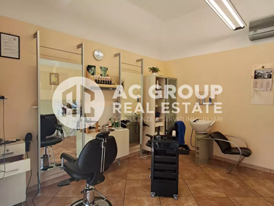 Immagine 3 di Negozio in vendita  in P.zza Achille Grandi a Solaro