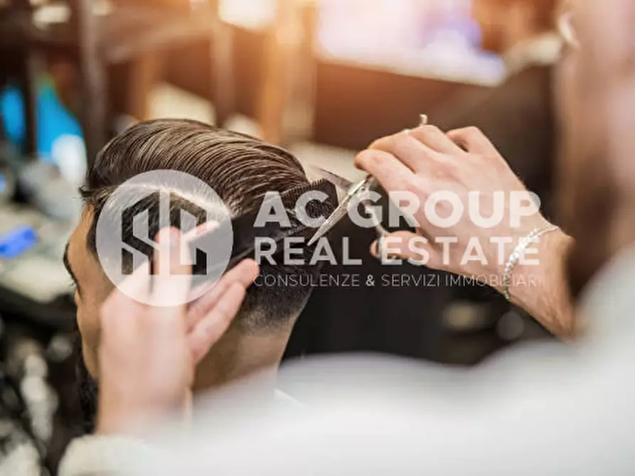 Immagine 1 di Attività commerciale in vendita  in Piazza Achille Grandi a Solaro