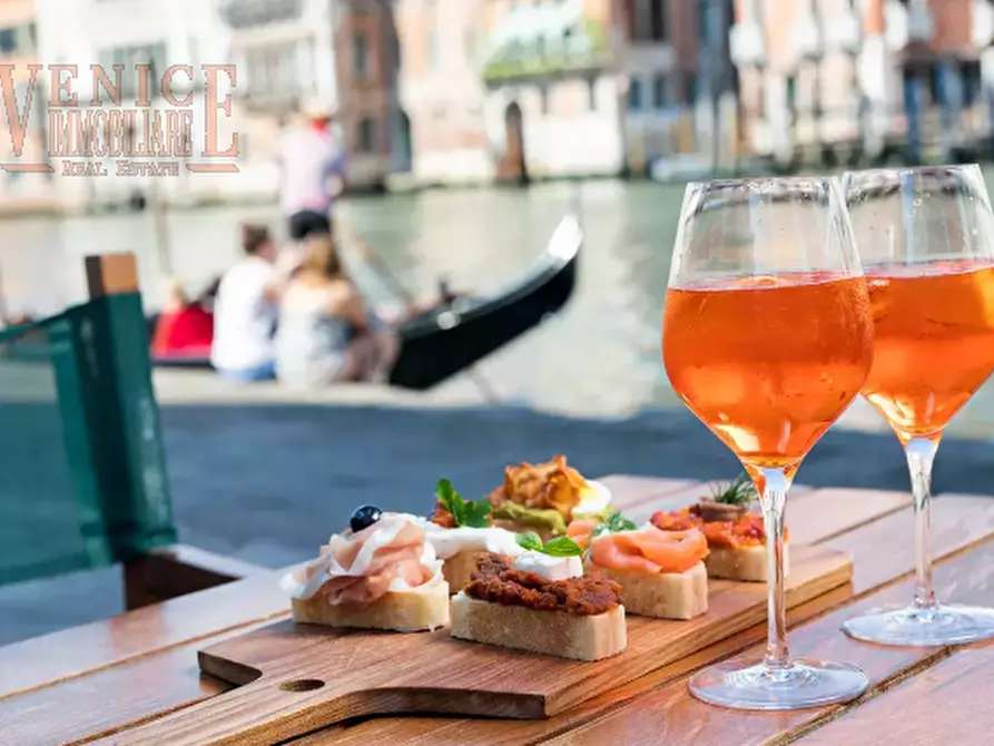 Immagine 5 di Attività commerciale in vendita  a Venezia