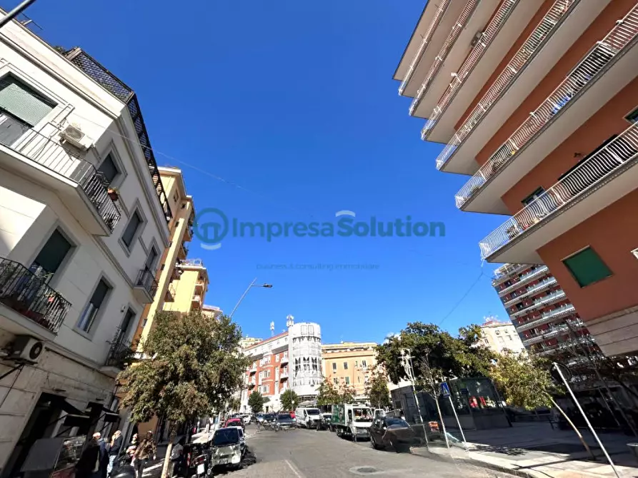 Immagine 1 di Negozio in affitto  in Via Maurizio De Vito Piscicelli a Napoli