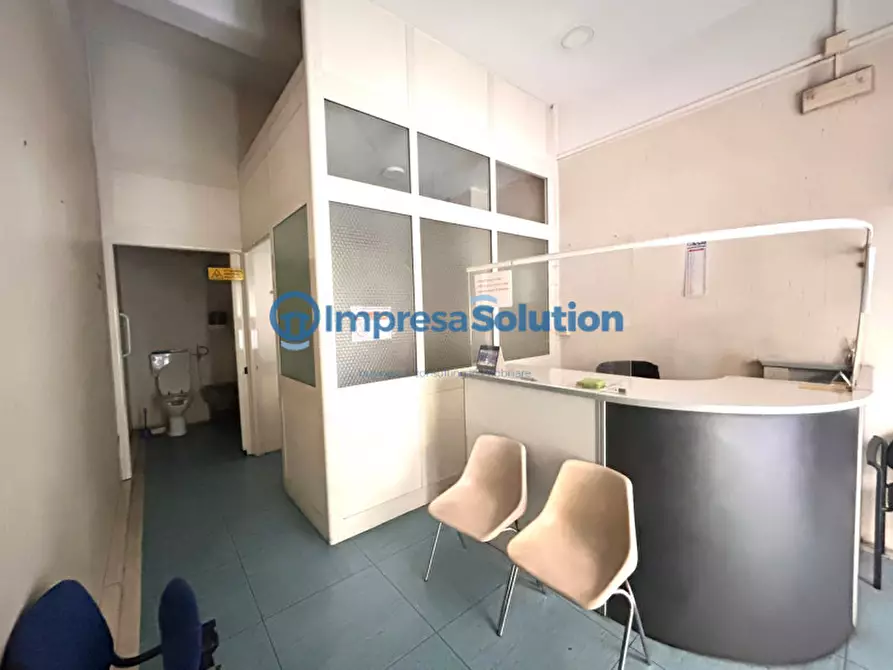 Immagine 8 di Negozio in affitto  in Via Maurizio De Vito Piscicelli a Napoli