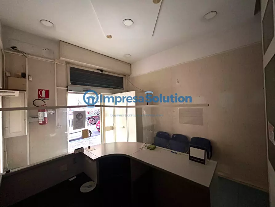 Immagine 10 di Negozio in affitto  in Via Maurizio De Vito Piscicelli a Napoli