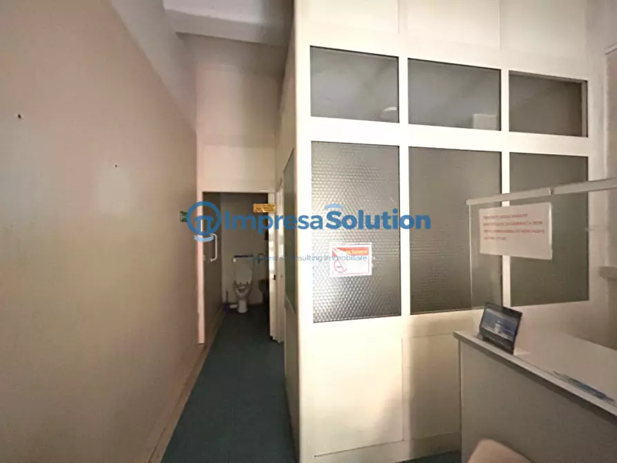 Immagine 11 di Negozio in affitto  in Via Maurizio De Vito Piscicelli a Napoli