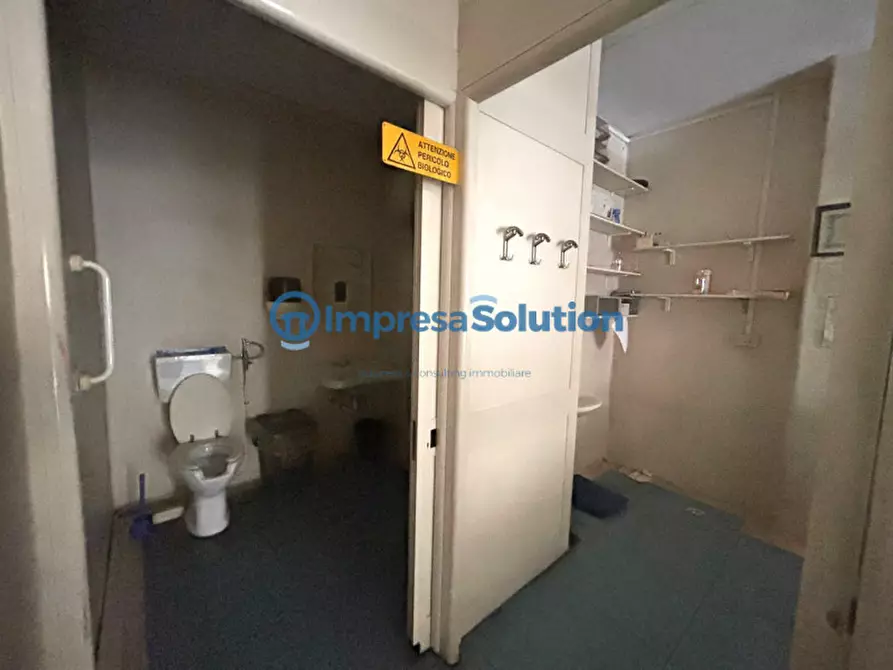 Immagine 14 di Negozio in affitto  in Via Maurizio De Vito Piscicelli a Napoli