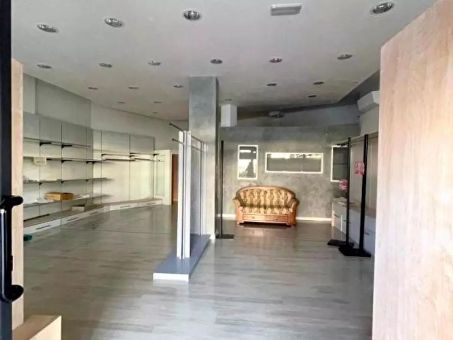 Immagine 1 di Negozio in vendita  in Piazza Carmignoto a Montegrotto Terme