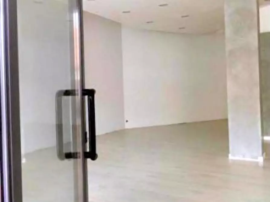 Immagine 2 di Negozio in vendita  in Piazza Carmignoto a Montegrotto Terme