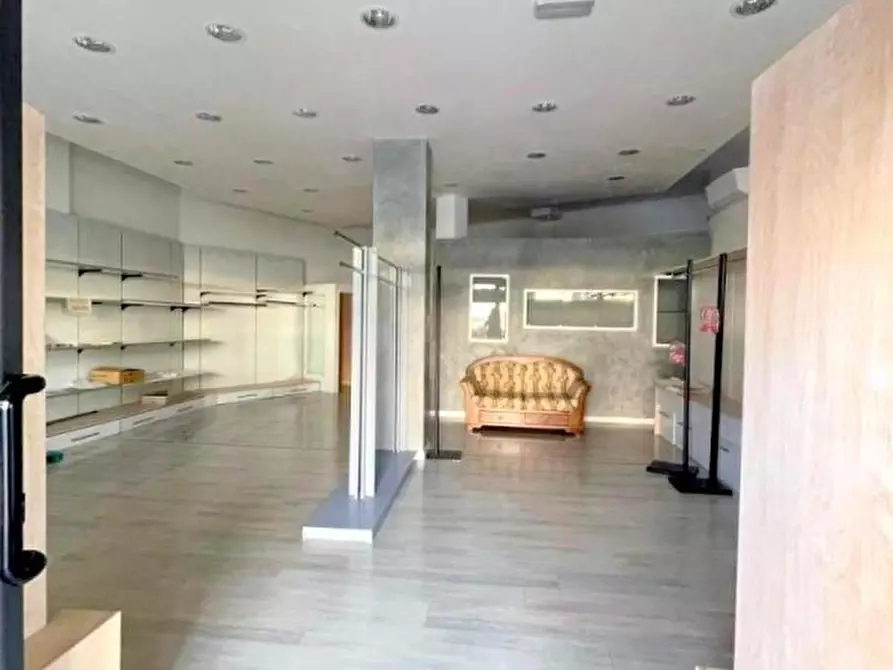 Immagine 3 di Negozio in vendita  in Piazza Carmignoto a Montegrotto Terme