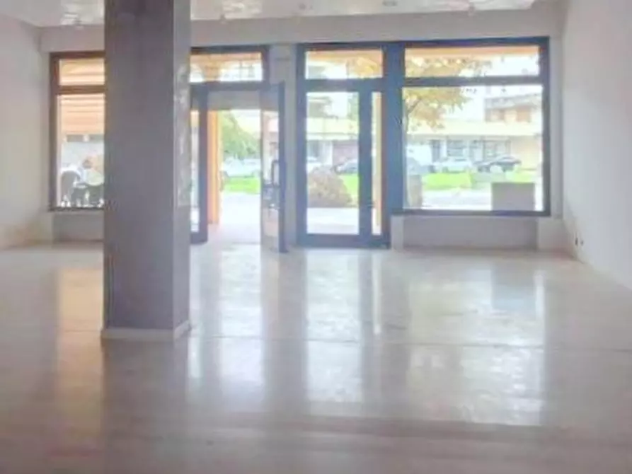 Immagine 4 di Negozio in vendita  in Piazza Carmignoto a Montegrotto Terme