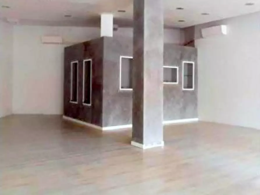 Immagine 5 di Negozio in vendita  in Piazza Carmignoto a Montegrotto Terme