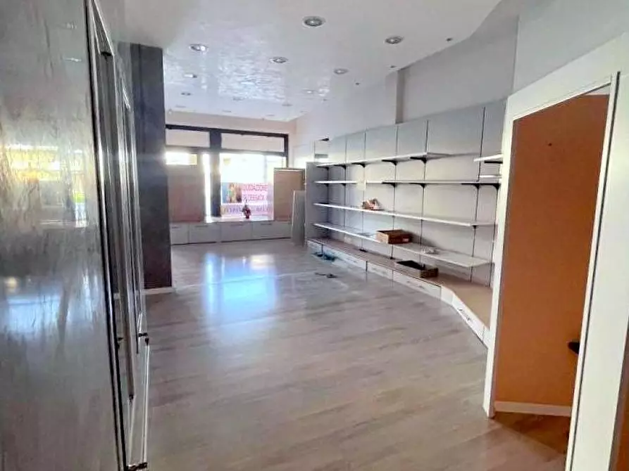 Immagine 6 di Negozio in vendita  in Piazza Carmignoto a Montegrotto Terme