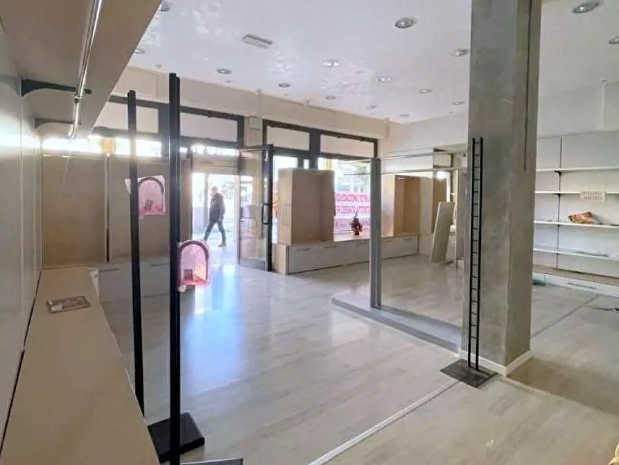 Immagine 8 di Negozio in vendita  in Piazza Carmignoto a Montegrotto Terme