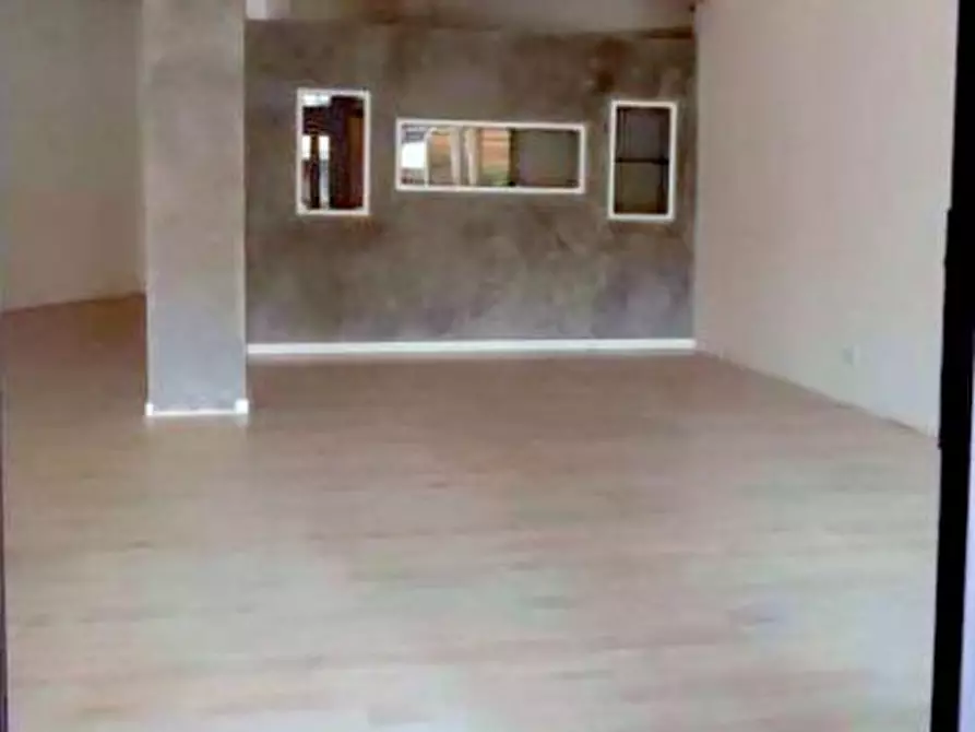 Immagine 9 di Negozio in vendita  in Piazza Carmignoto a Montegrotto Terme