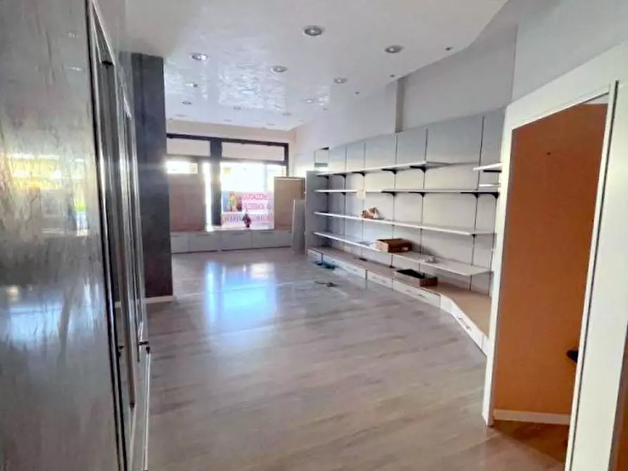 Immagine 10 di Negozio in vendita  in Piazza Carmignoto a Montegrotto Terme