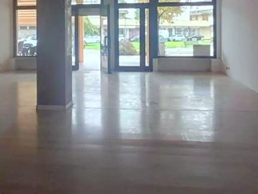 Immagine 11 di Negozio in vendita  in Piazza Carmignoto a Montegrotto Terme