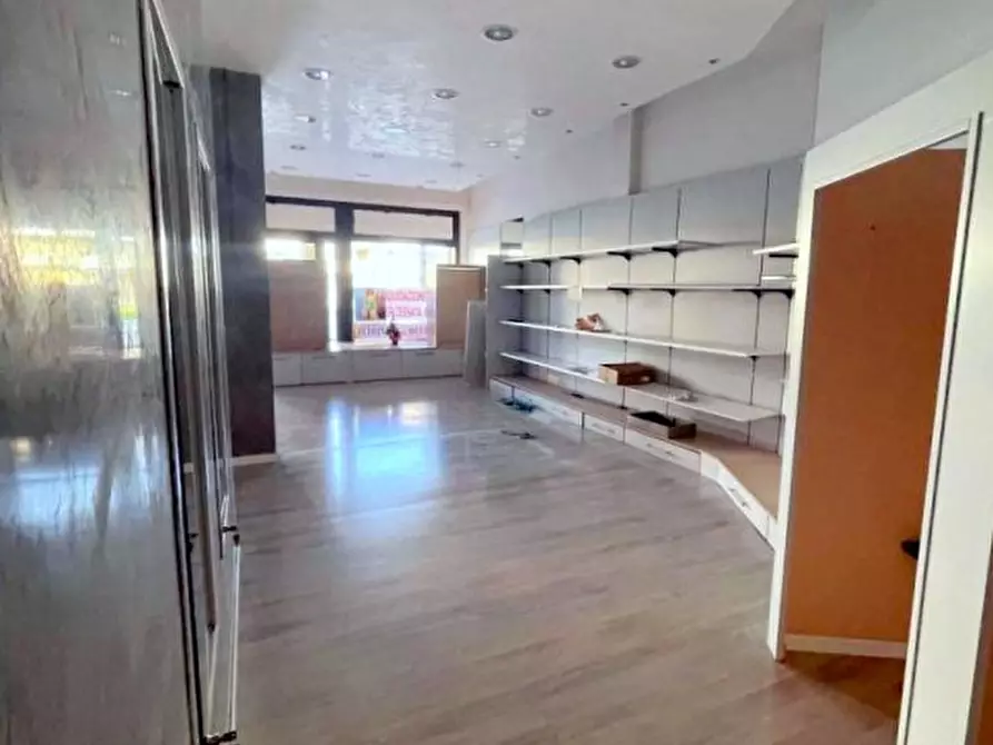 Immagine 13 di Negozio in vendita  in Piazza Carmignoto a Montegrotto Terme