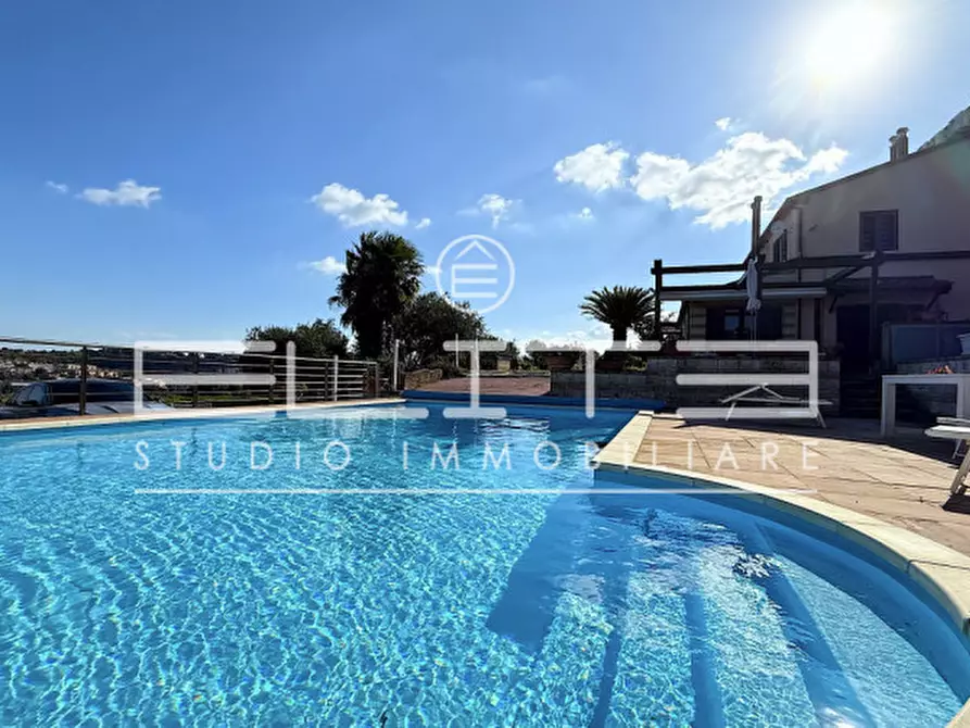 Immagine 1 di Villa in vendita  a Ancona