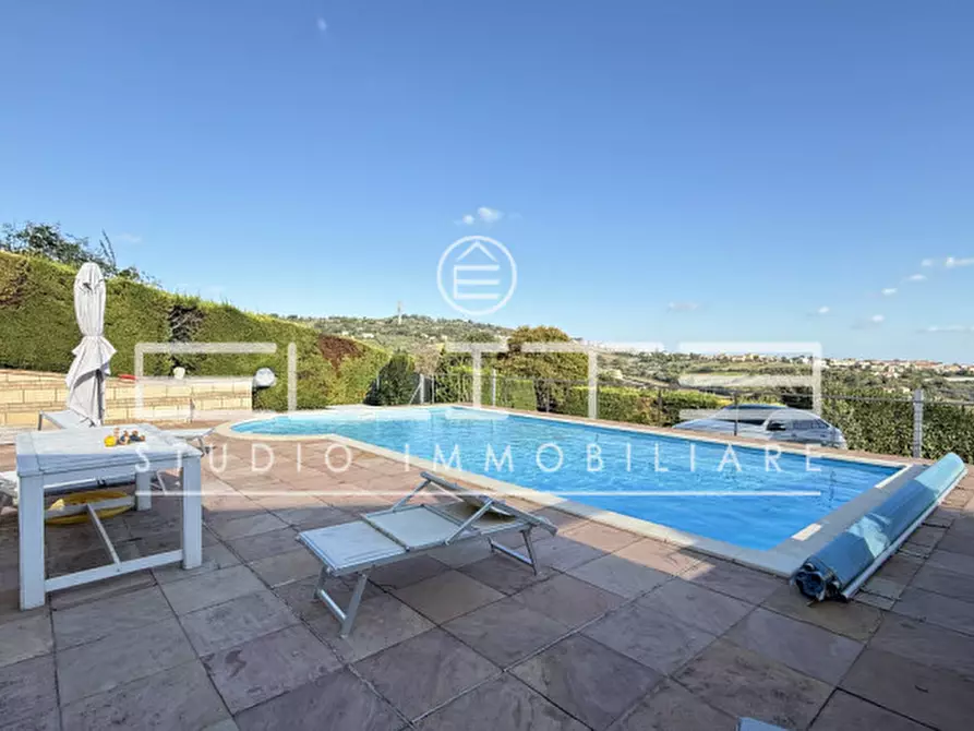 Immagine 2 di Villa in vendita  a Ancona