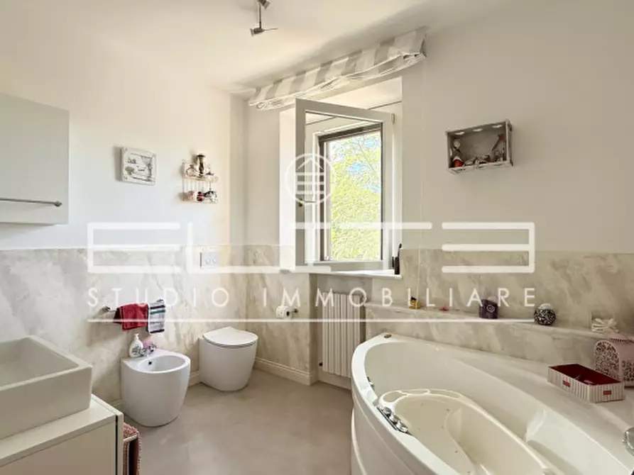 Immagine 17 di Villa in vendita  a Ancona