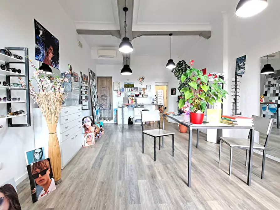 Immagine 4 di Negozio in vendita  a Passignano Sul Trasimeno