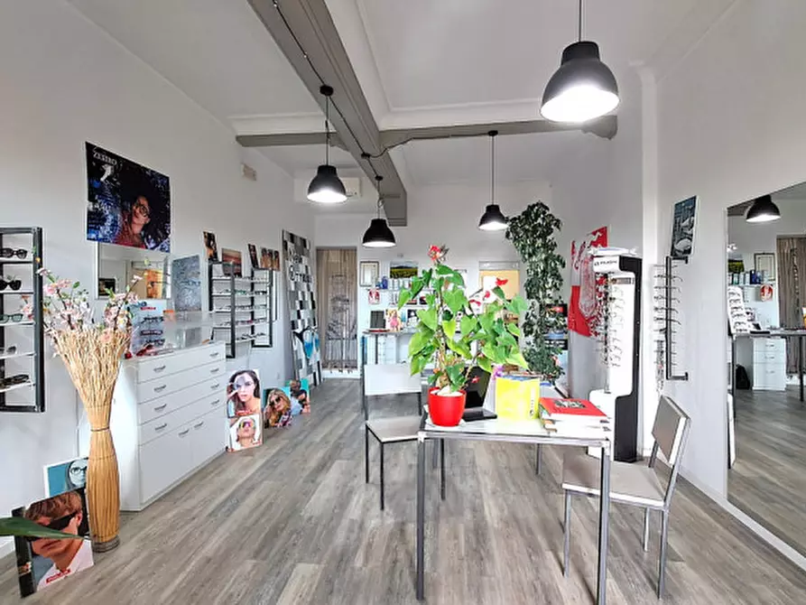 Immagine 5 di Negozio in vendita  a Passignano Sul Trasimeno