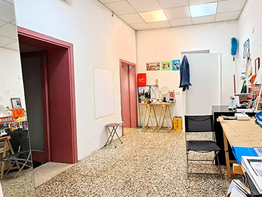 Immagine 6 di Negozio in vendita  a Passignano Sul Trasimeno