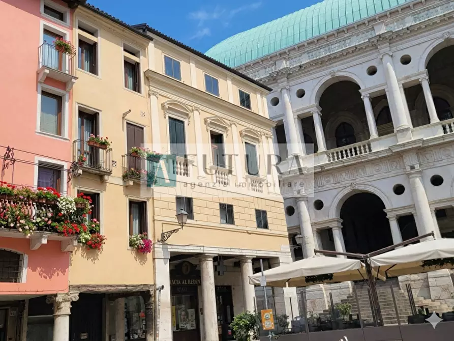 Immagine 1 di Appartamento in vendita  in piazza delle erbe, 19 a Vicenza