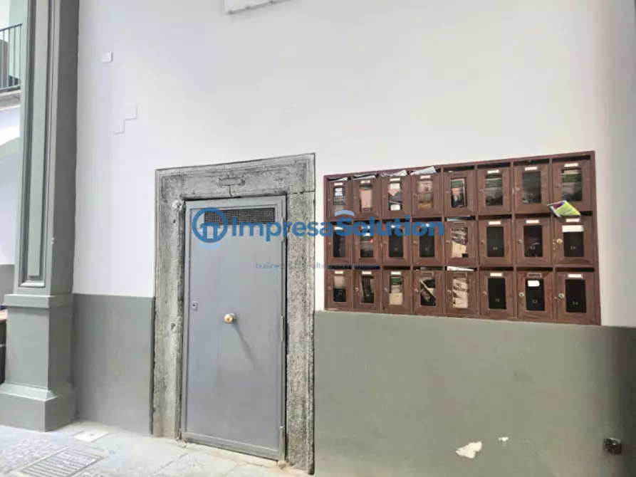 Immagine 10 di Magazzino in vendita  in Via Cisterna dell'Olio a Napoli