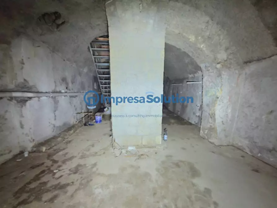 Immagine 15 di Magazzino in vendita  in Via Cisterna dell'Olio a Napoli